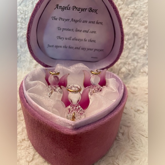 3 Angels Prayer Box 3 Glass Angels in a Heart Shaped Dusty Rose Velour Box. - Picture 5 of 7